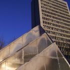 Himmel, Hochhaus & Brunnen