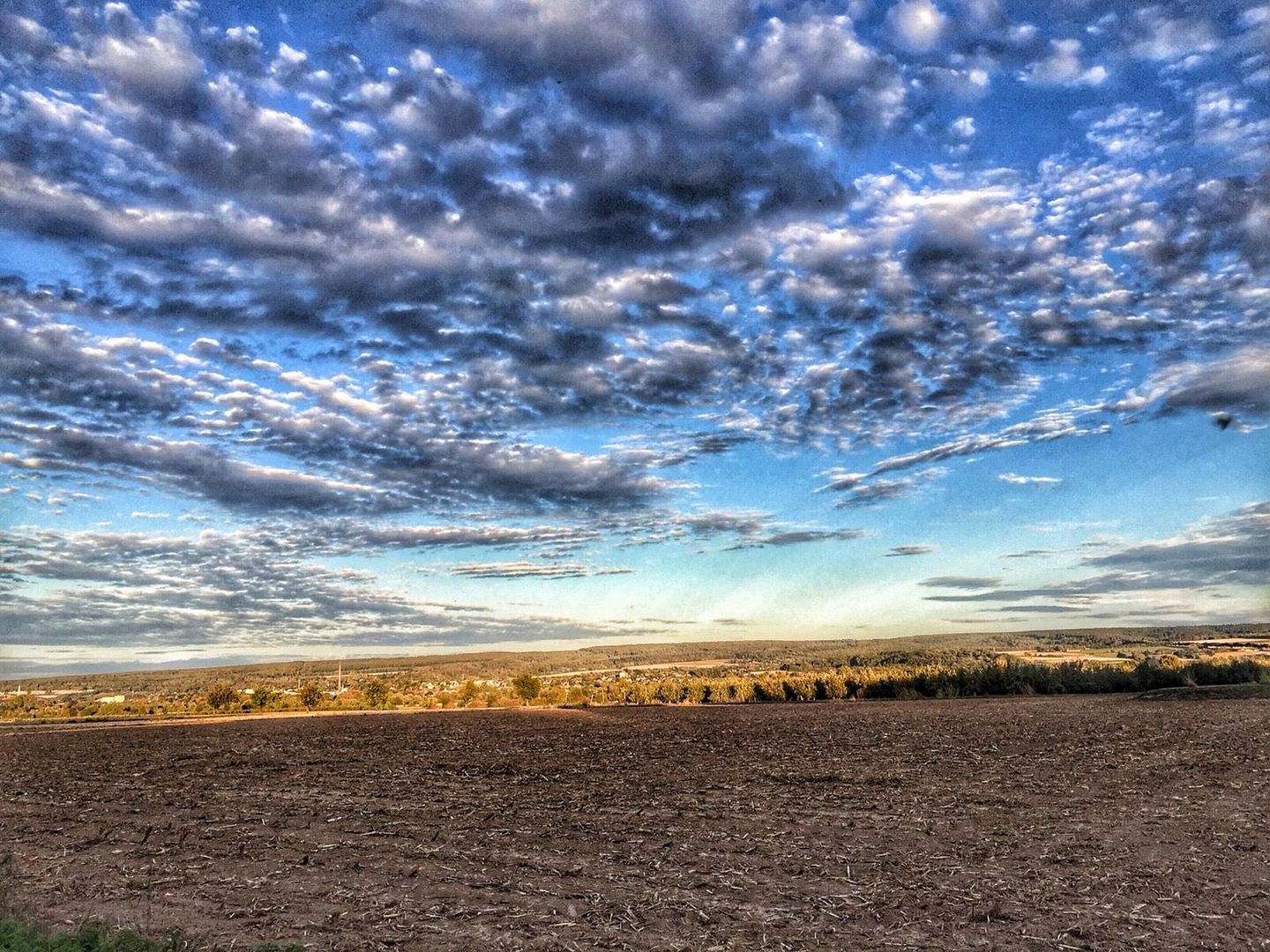 Himmel mit faszinierendem Wolkenspiel über Holzminden und dem Solling