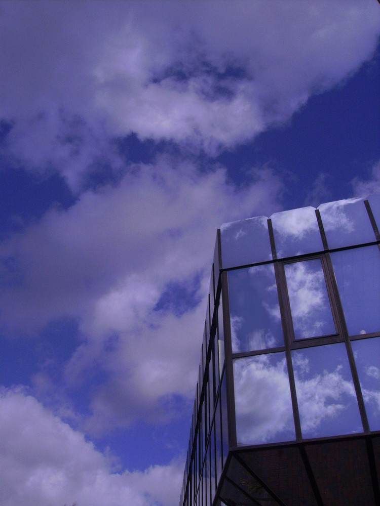 Himmel mit Spiegelverkleidung der Brauerei in Jever