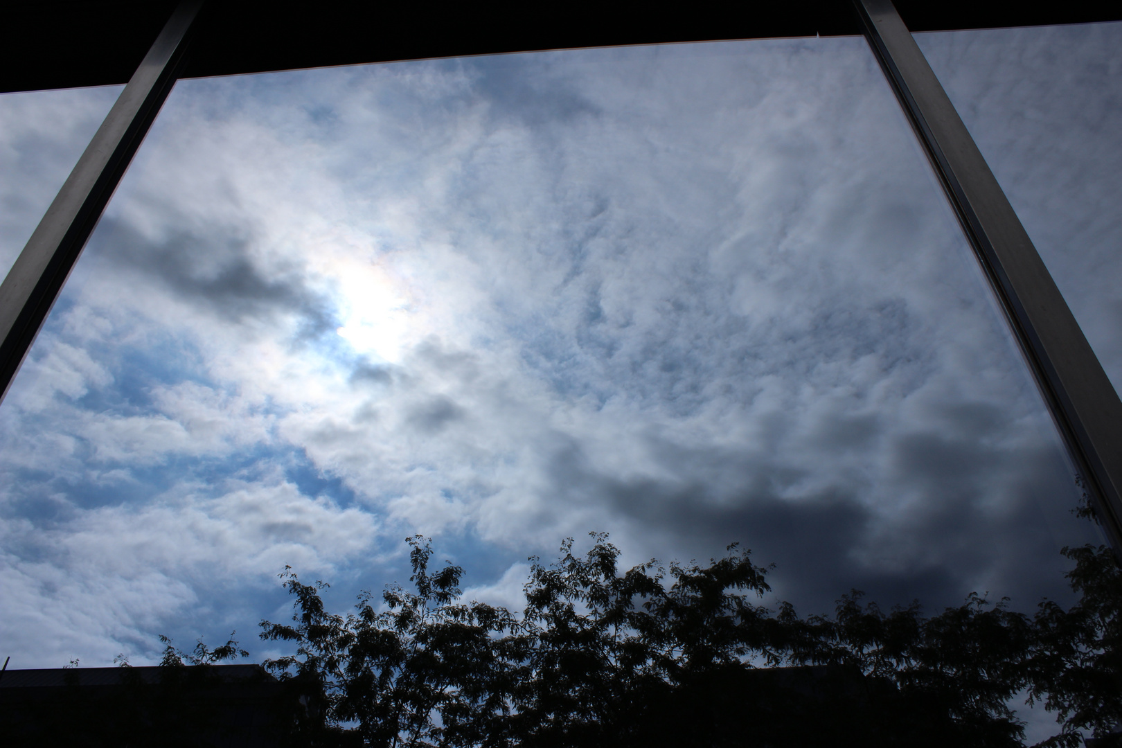 Himmel spiegelt sich im Hochhaus