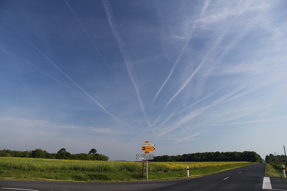 Himmel über Clere-du-Bois, Indre, Frankreich