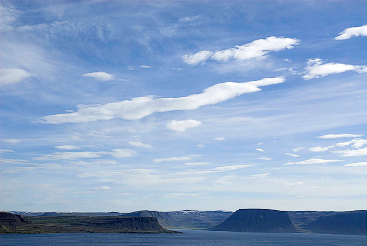 Himmel über dem Arnafjördur