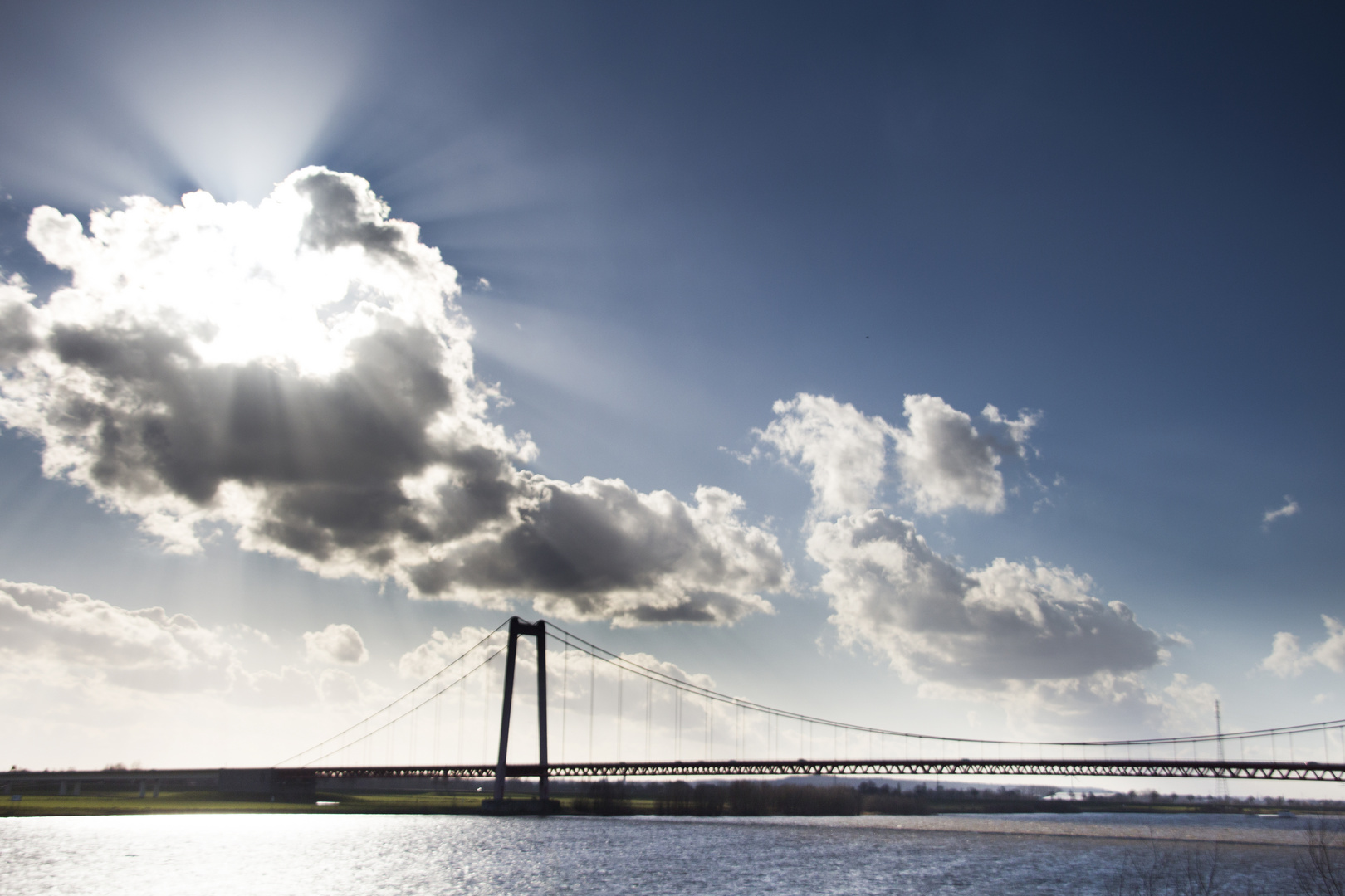 Himmel über dem Rhein