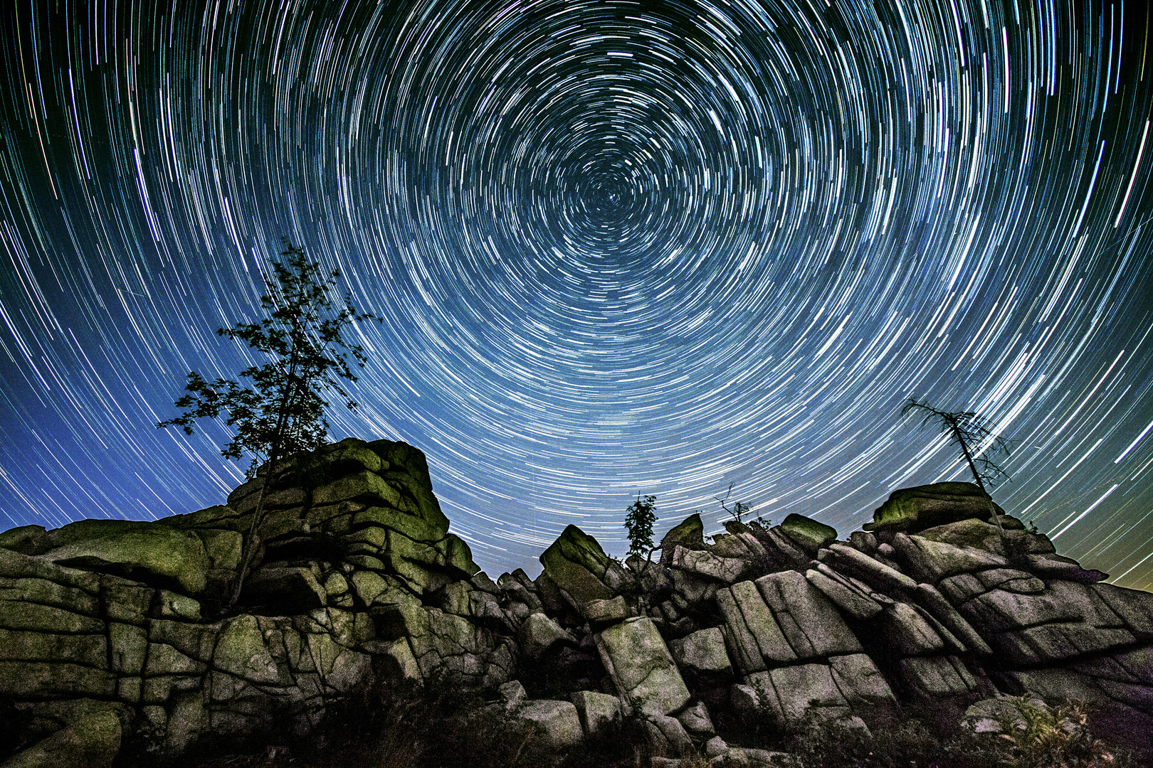 Himmel über den Klippen im Harz