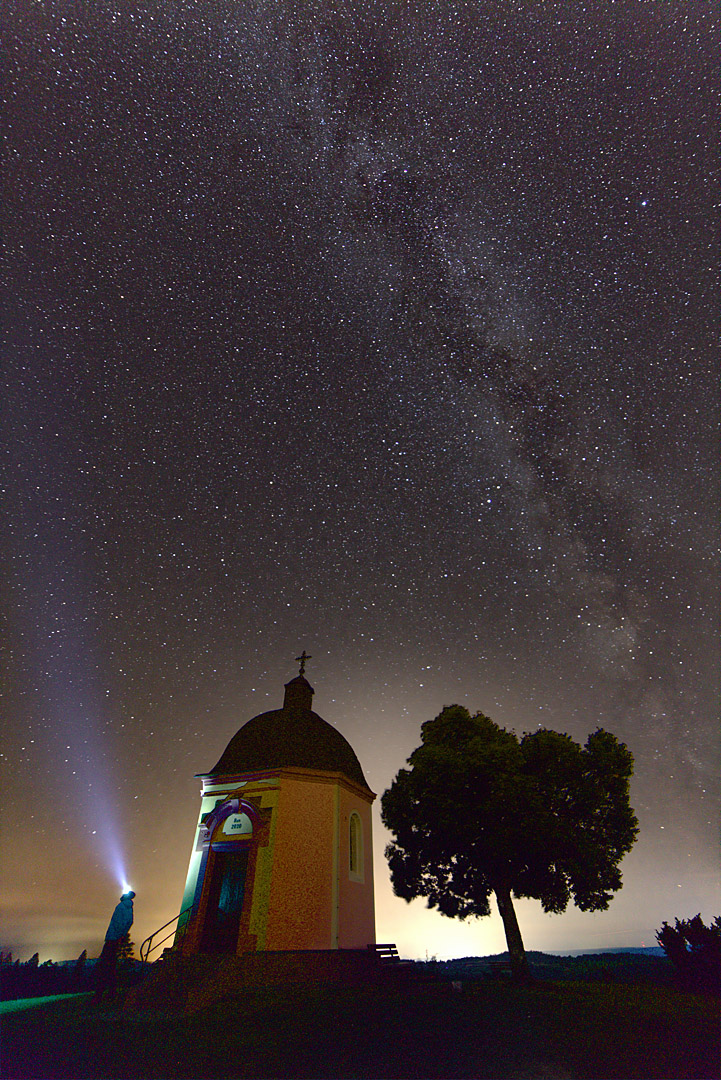 Himmel über der Kapelle in Böttingen