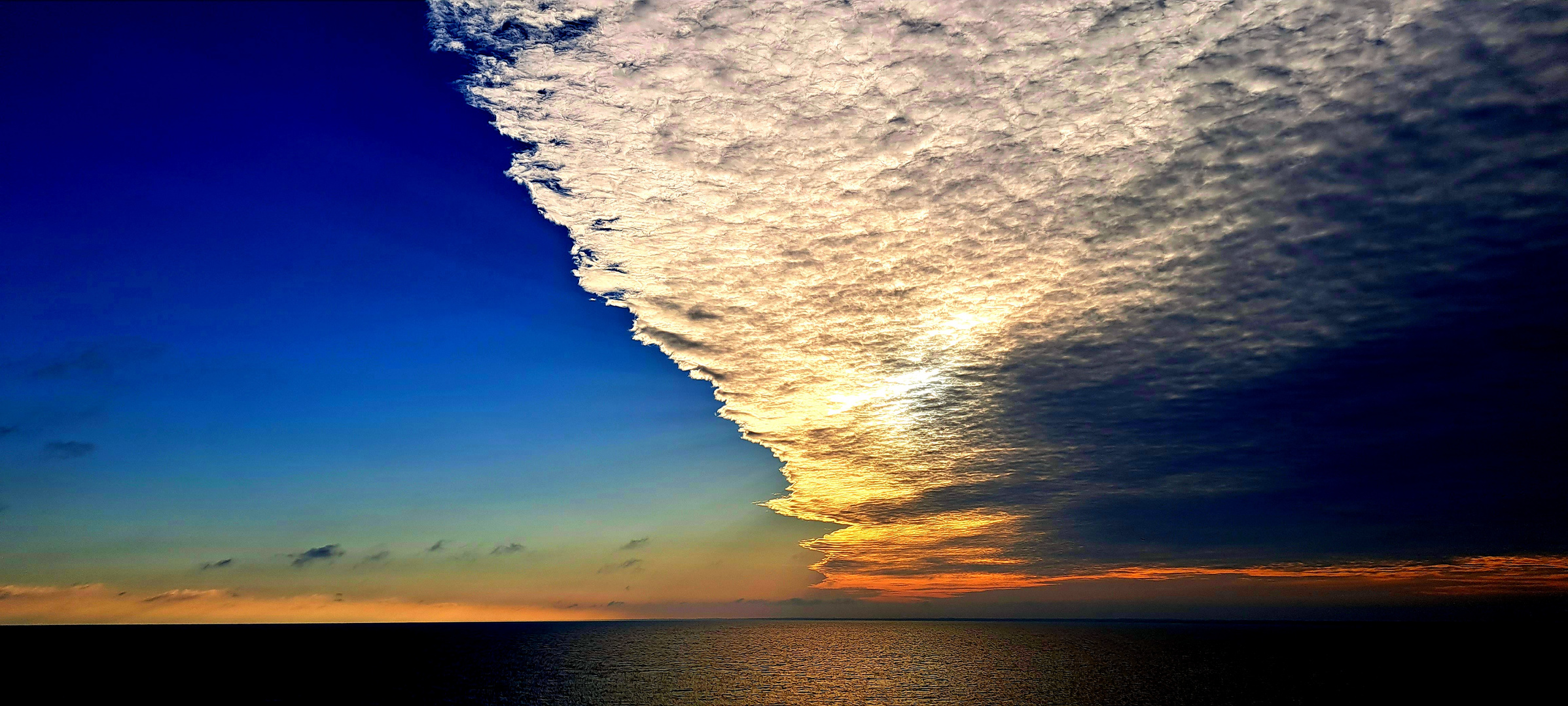 Himmel über der Ostsee auf der Fahrt nach Riga