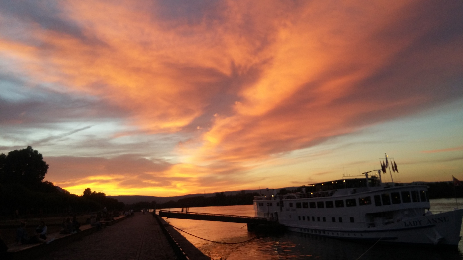 Himmel über Mainz in Orange-Rosé