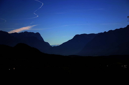 Himmel und Berge im Hintergrund