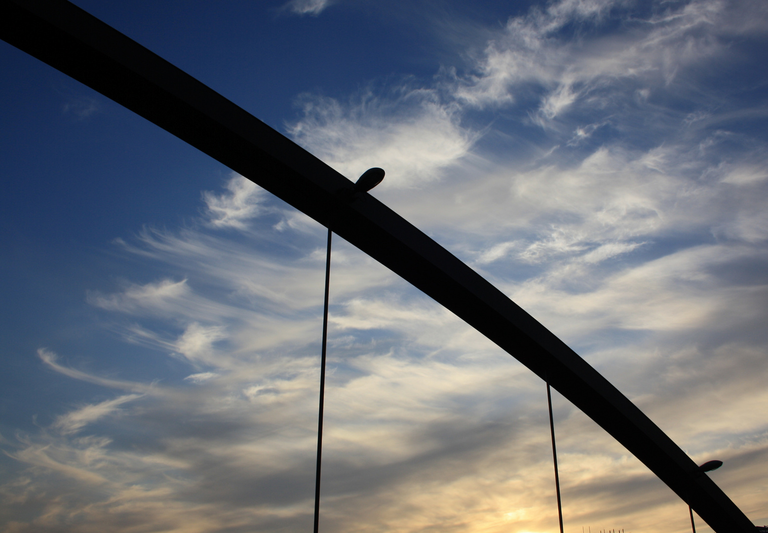 Himmel und Brücke