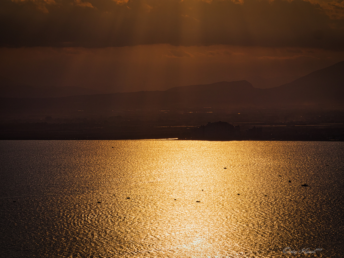 Himmel und Meer in Bronze