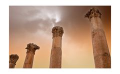 HIMMEL UND SÄULEN IN JERASH