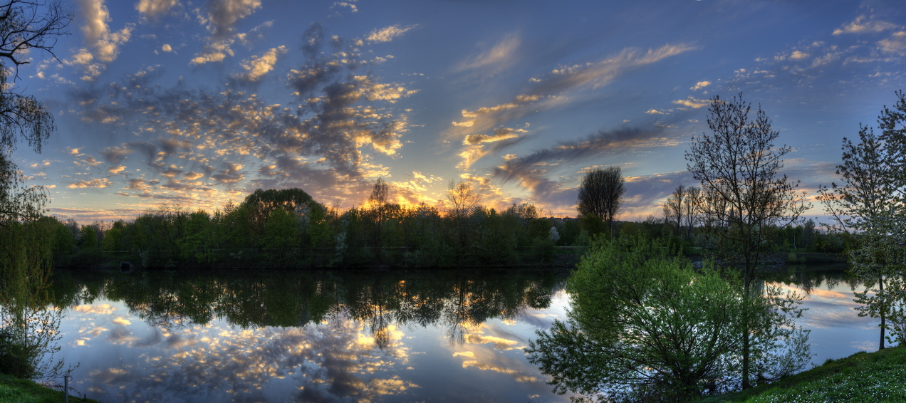 Himmel- und Ufer Spiegelungen im Dämmerschein