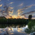 Himmel- und Ufer Spiegelungen im Dämmerschein