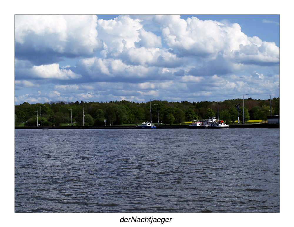 Himmel und Wasser und nur ein kleiner Streifen Land