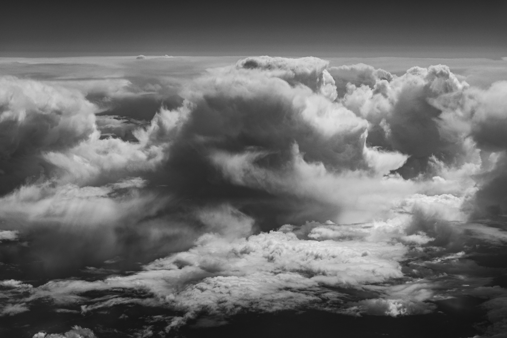 Himmel und Wolken in schwarzweiß