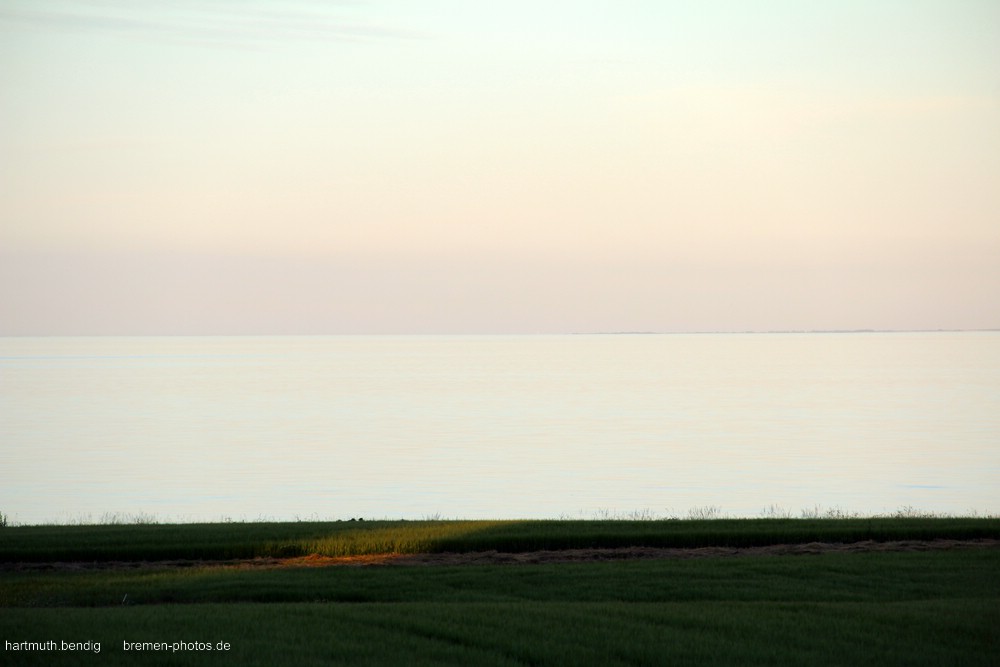 Himmel, Wasser, Land - Abendstimmung an der Ostsee