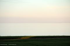 Himmel, Wasser, Land - Abendstimmung an der Ostsee