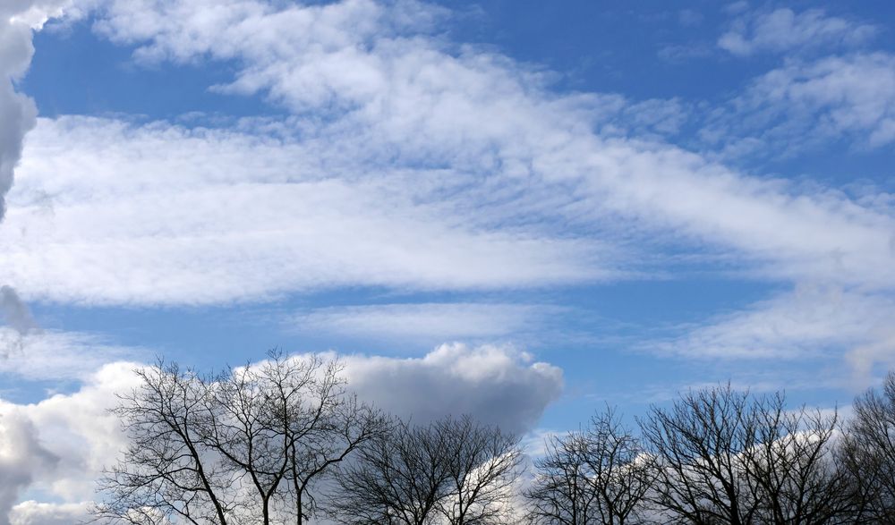 Himmelblau mit weißen Wolken