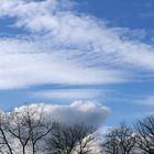 Himmelblau mit weißen Wolken