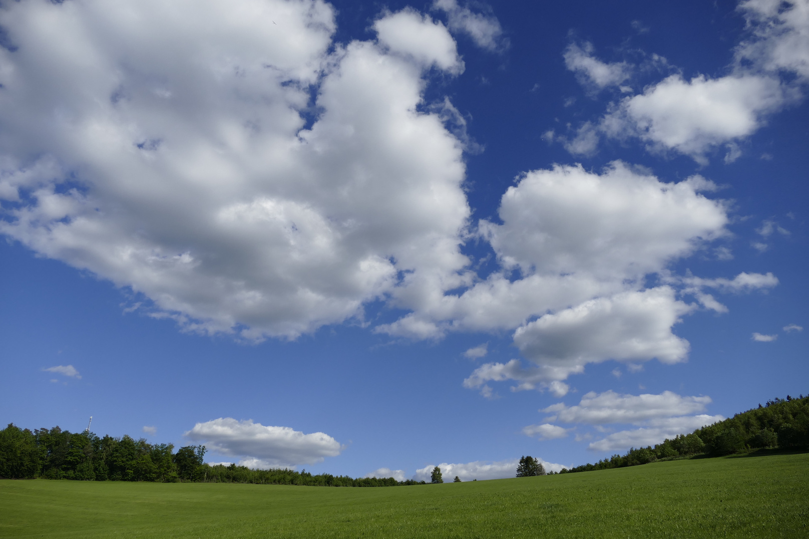 Himmelblau mit Wolken