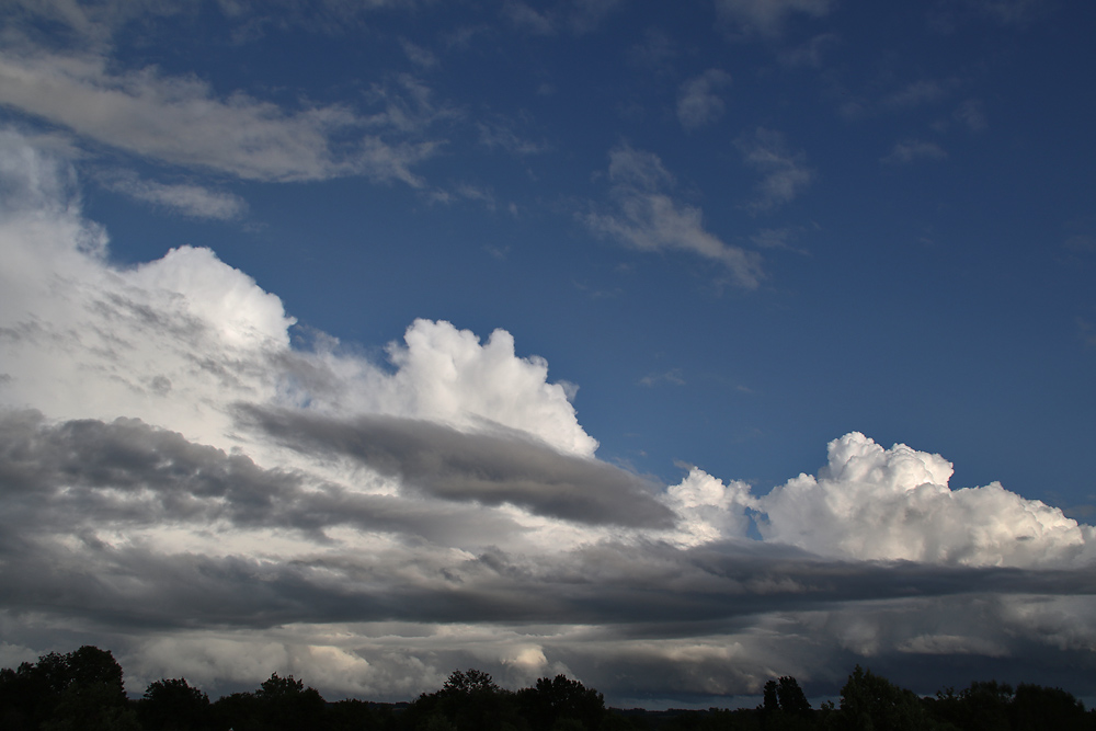 Himmelblau und wolkenweiss