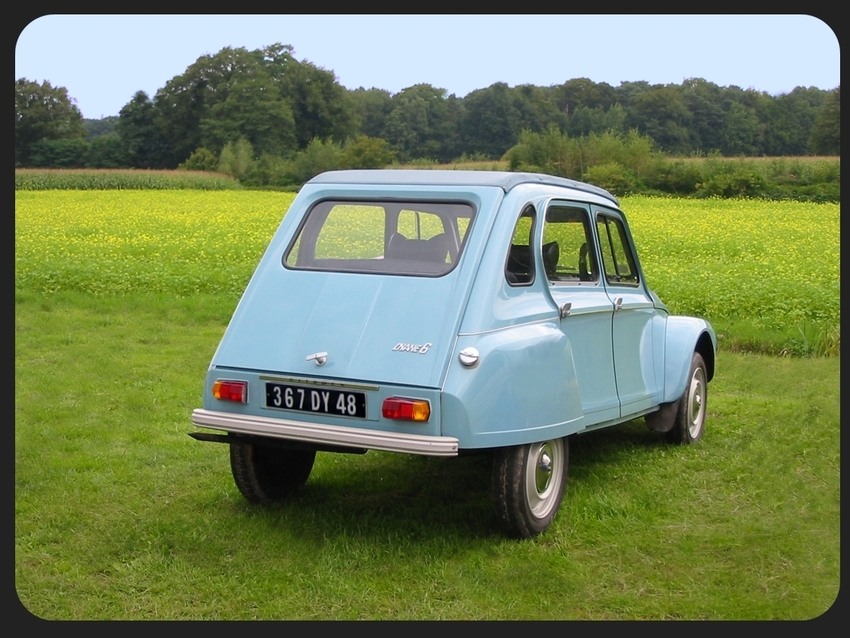 Himmelblaue Citroën Dyane...