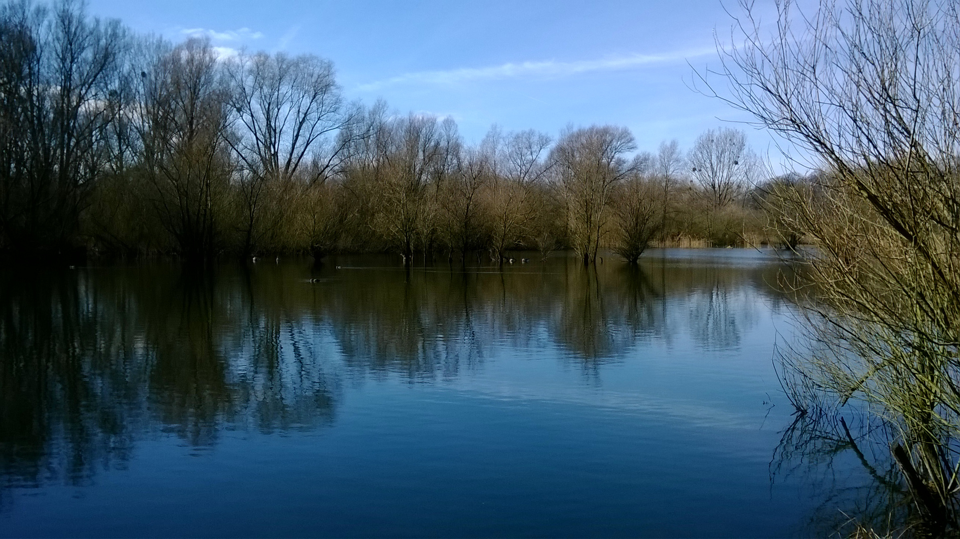 Himmelblaue See-Spiegelung