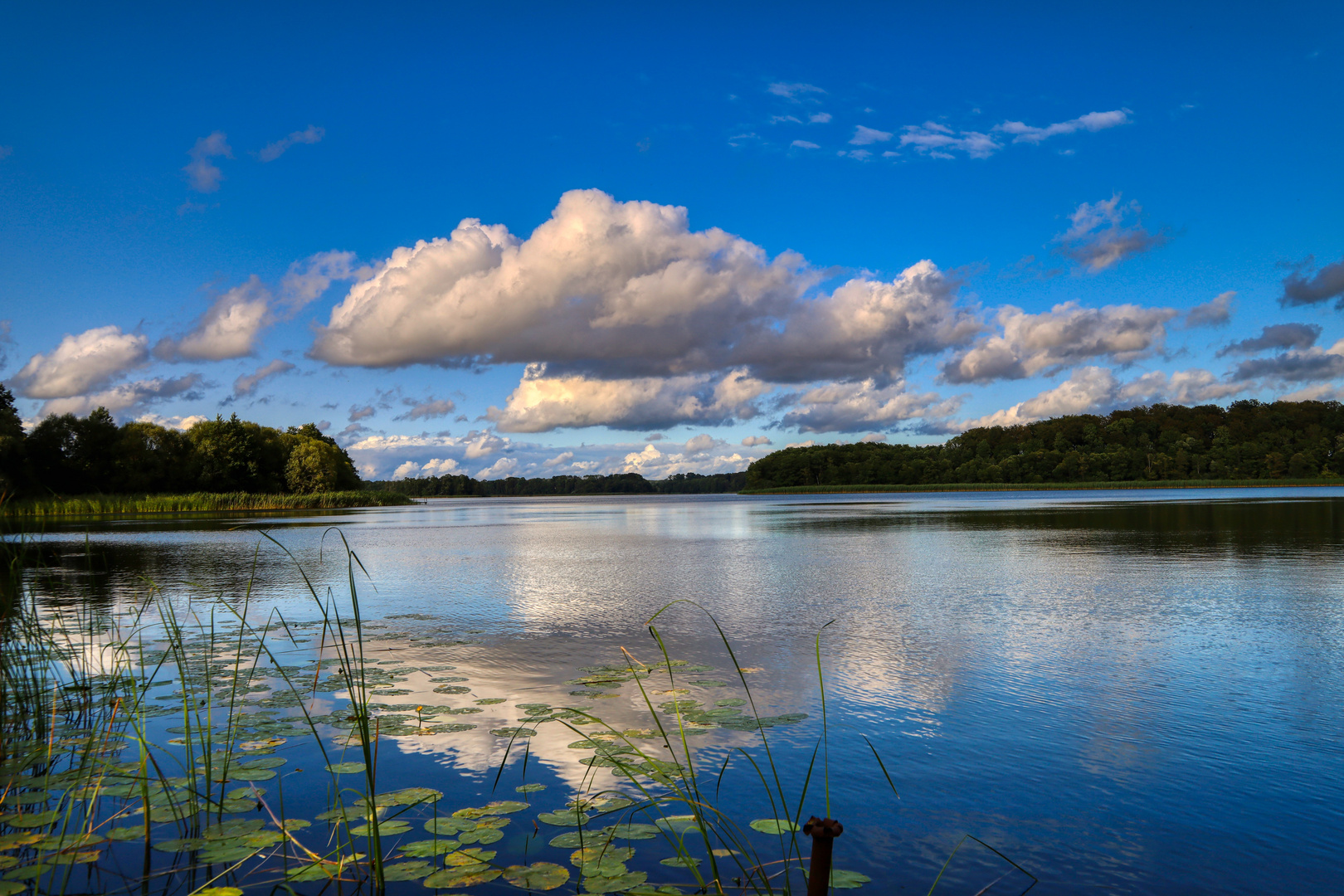 Himmelblaue Spiegelung