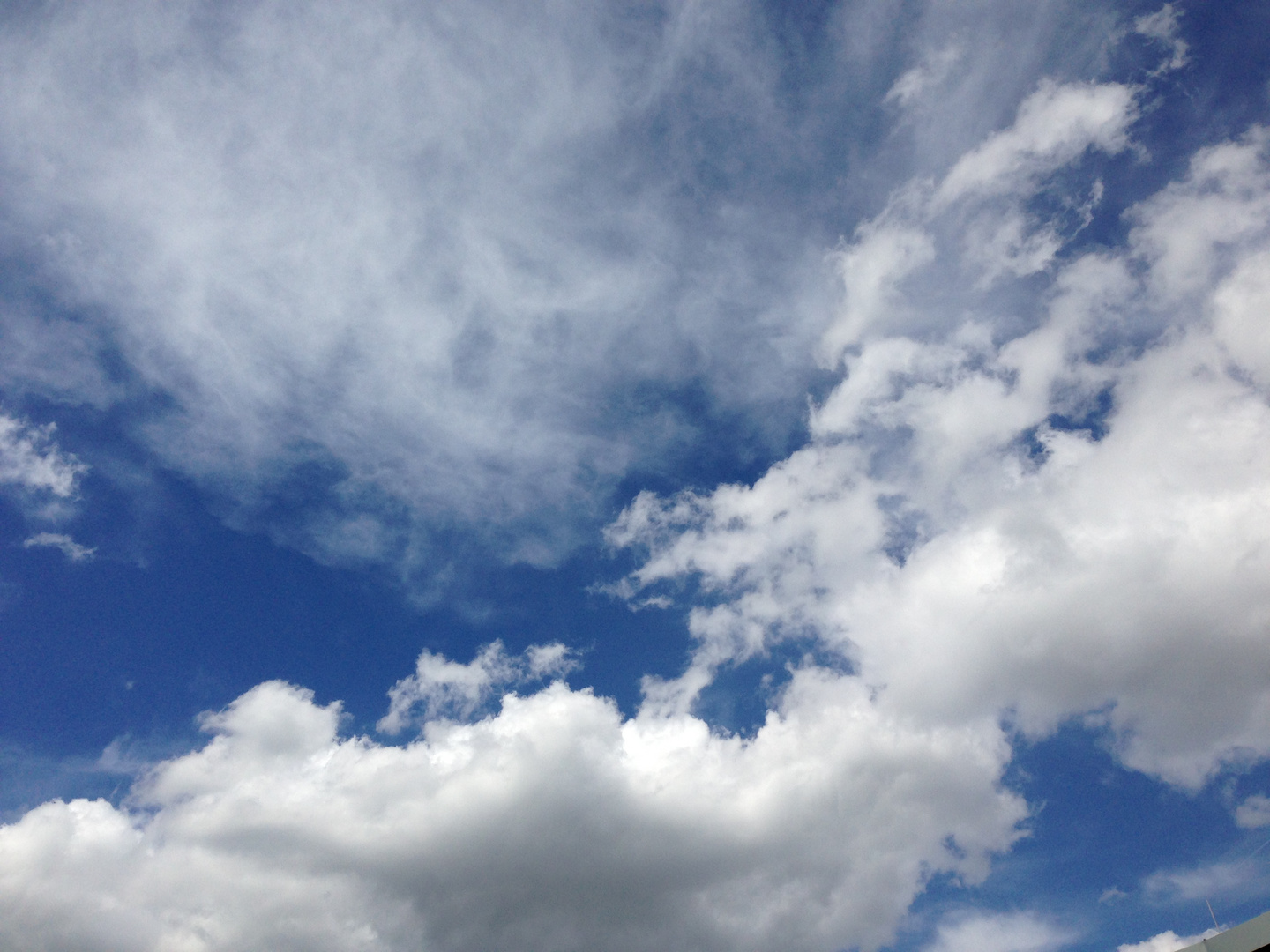 Himmelblau....und weiß die Wolken 