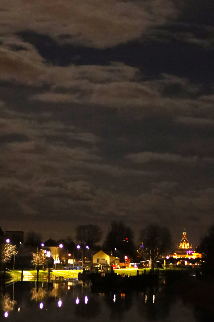 Himmels-Blickachse im Vollmondlicht: Pieschener Hafen zur Dresdener Innenstadt