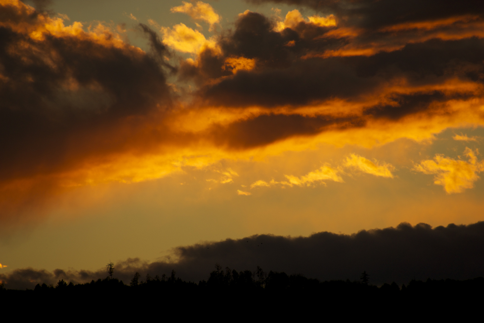 Himmelsaquarell aus Gewitterwolken und Sonne