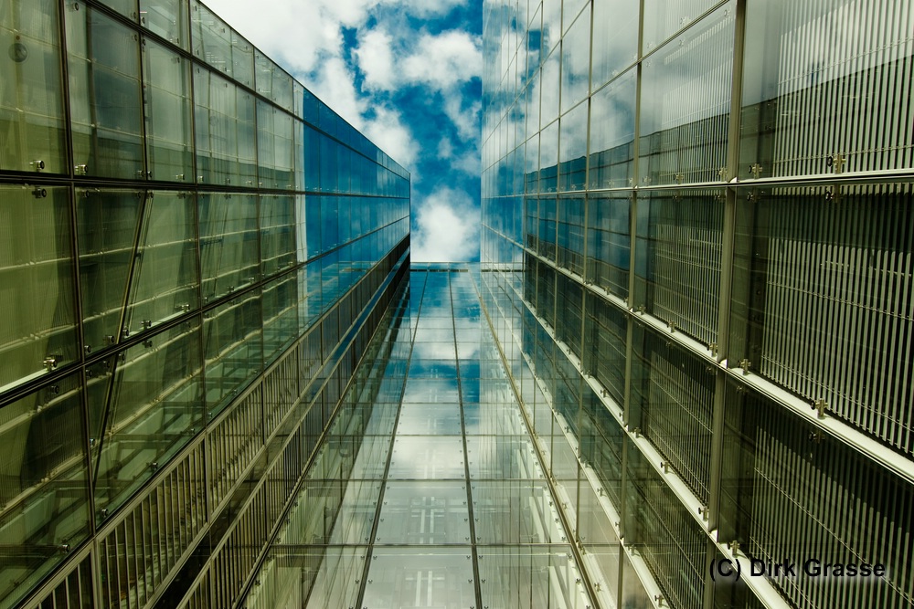 Himmelsblick - Spiegelfassade eines Bürogebäudes