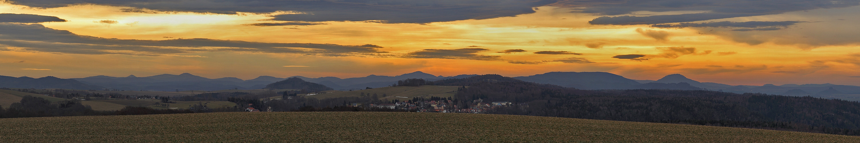 Himmelsfarbenglück am Morgen bei der Napoleonlinde in Hohburkersdorf