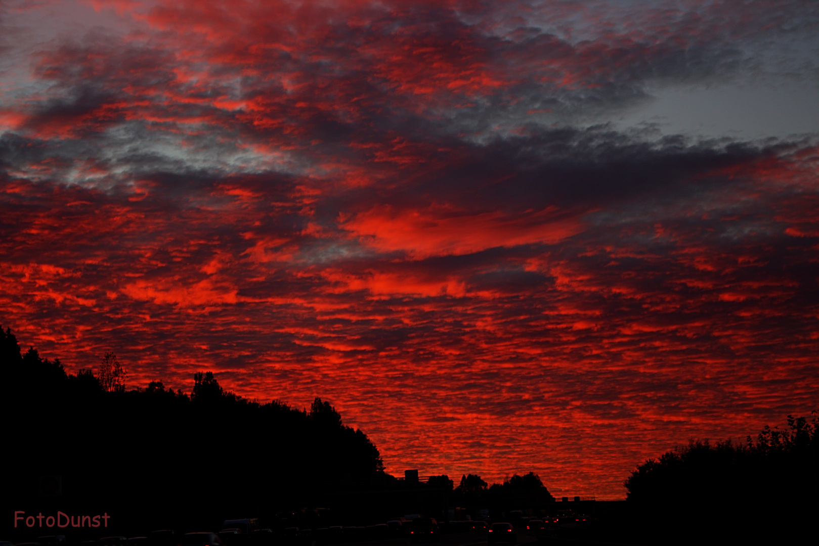 Himmelsfeuerwerk roter Wolken beim Sonnenuntergang aus Oktober 2015