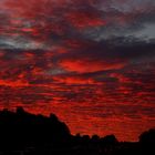 Himmelsfeuerwerk roter Wolken beim Sonnenuntergang aus Oktober 2015