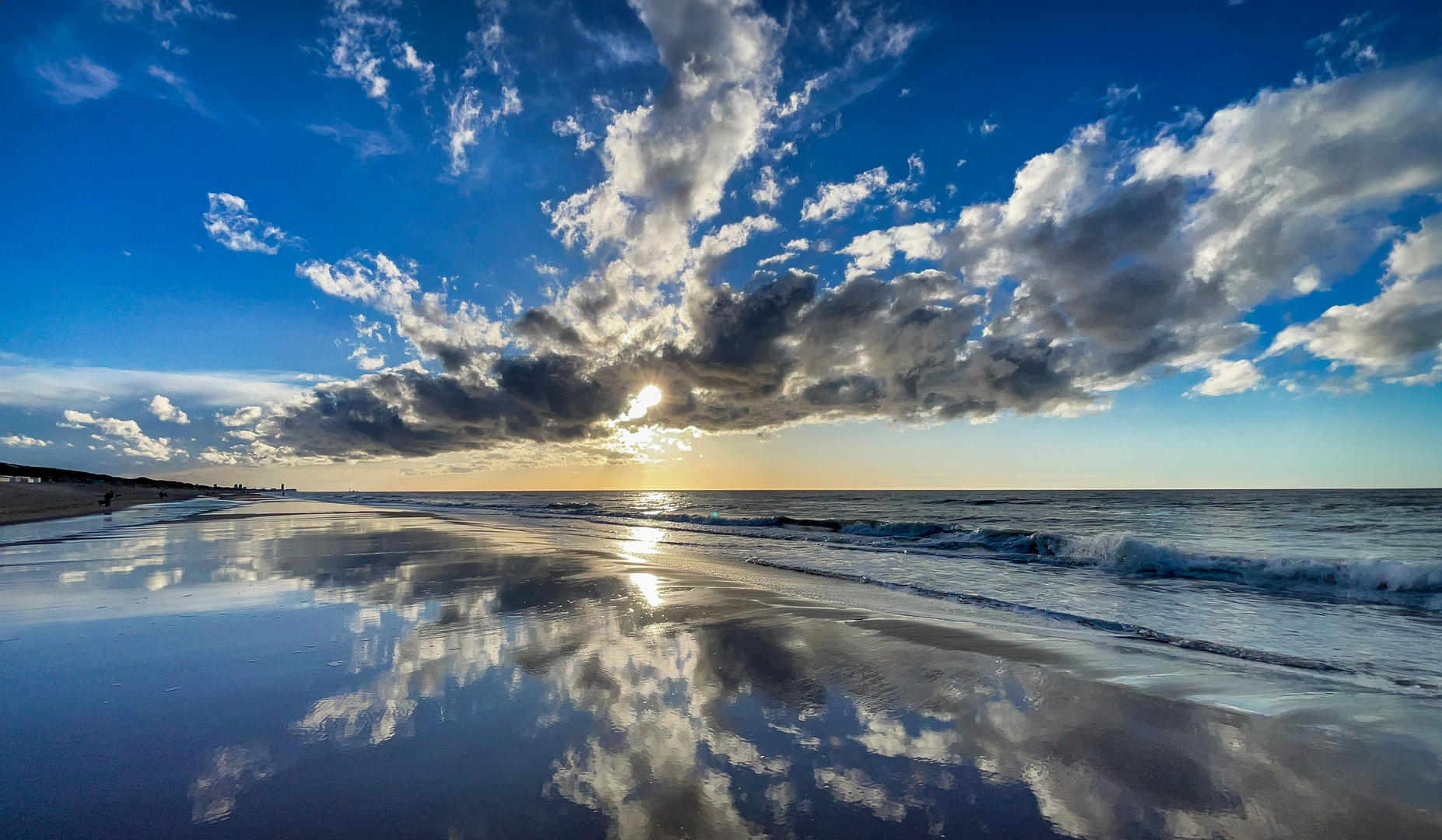 Himmelsreflexionen am Meer