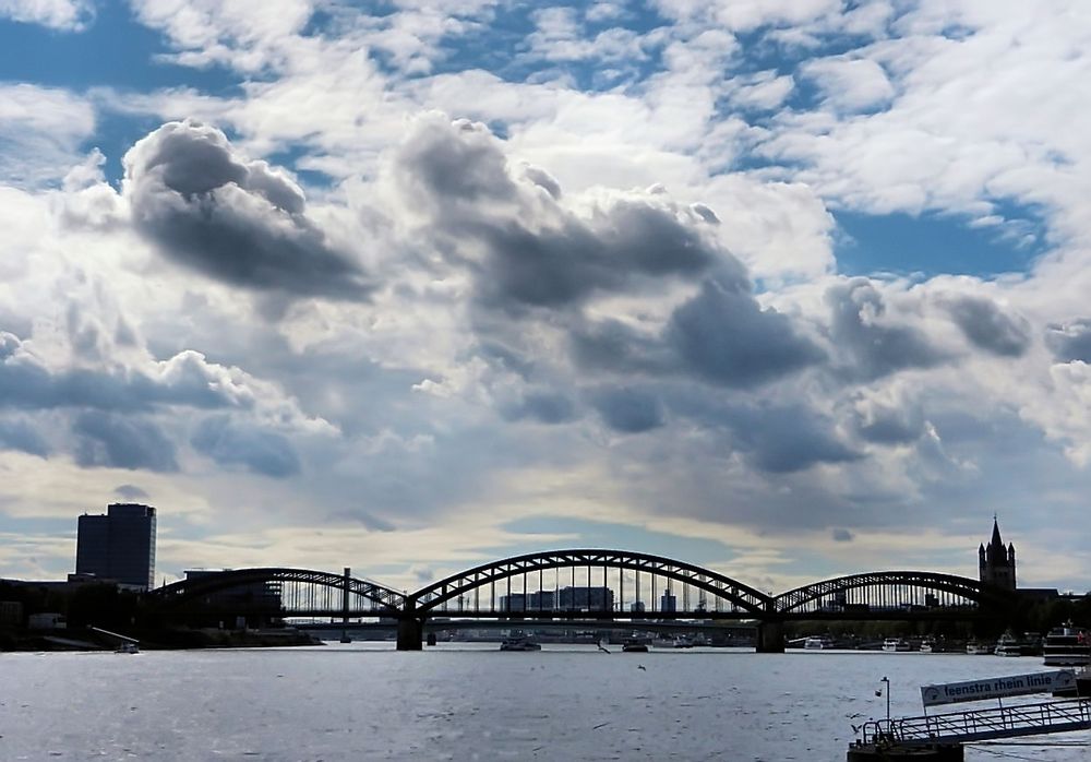 Himmliche Wolken über der Hohenzollernbrücke