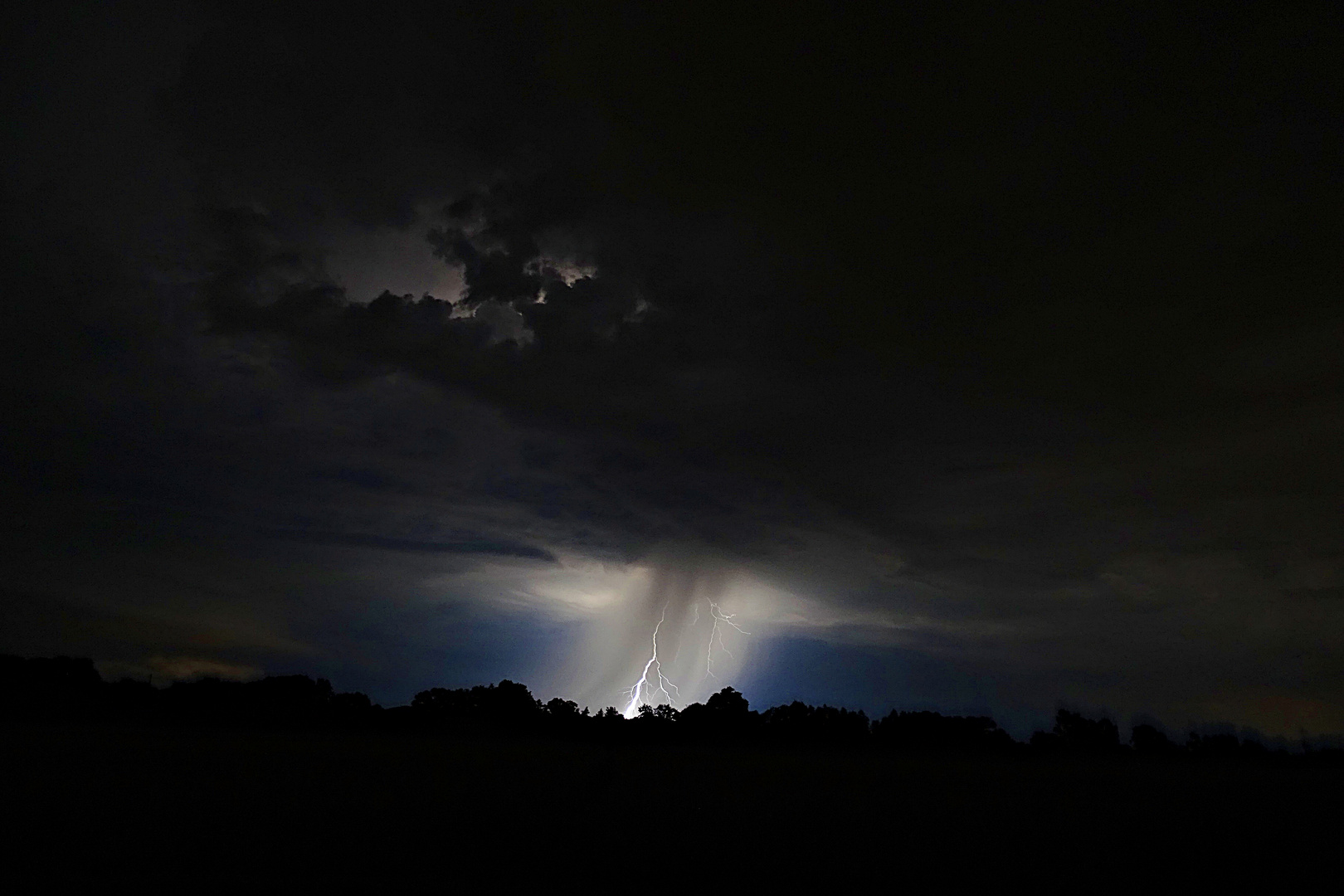 Himmlische Naturgewalt bei Nacht (1)