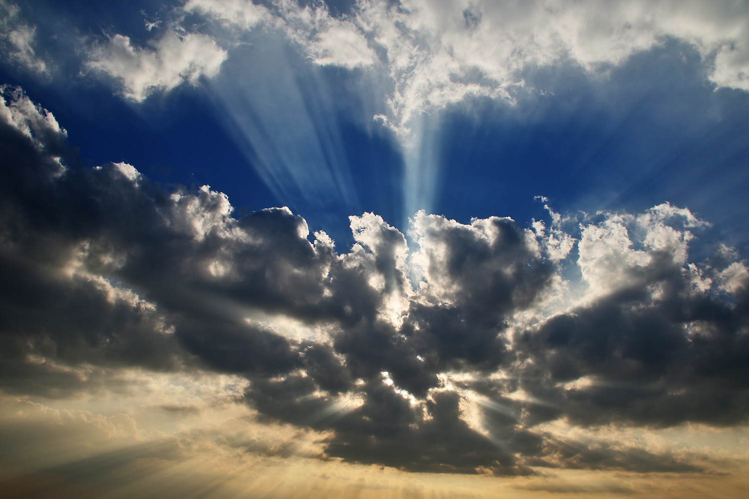 himmlisches Wolken-Himmel-Lichtspektakel