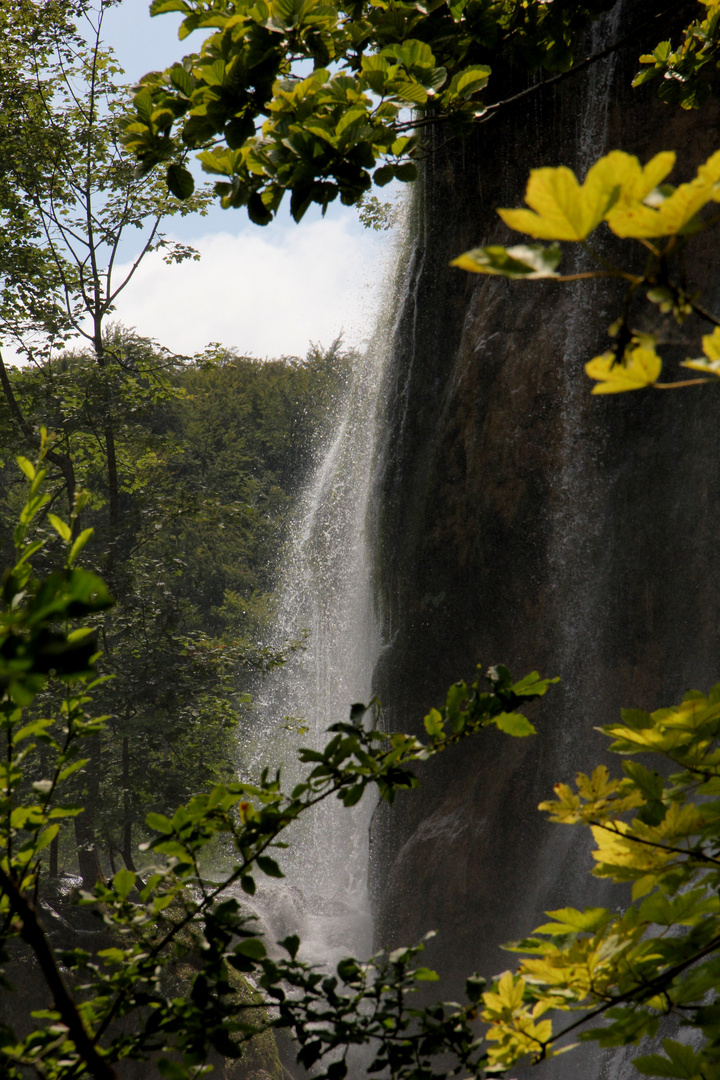 hinabstürzender Wasserfall