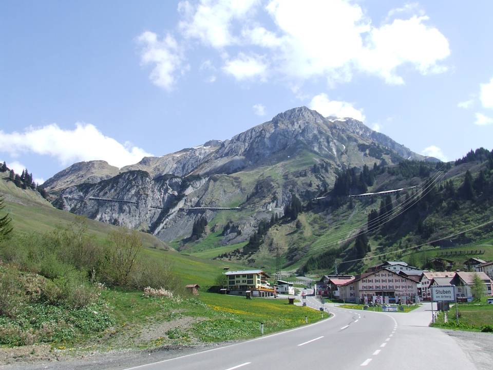 Hinauf zum Aarlberg Paß