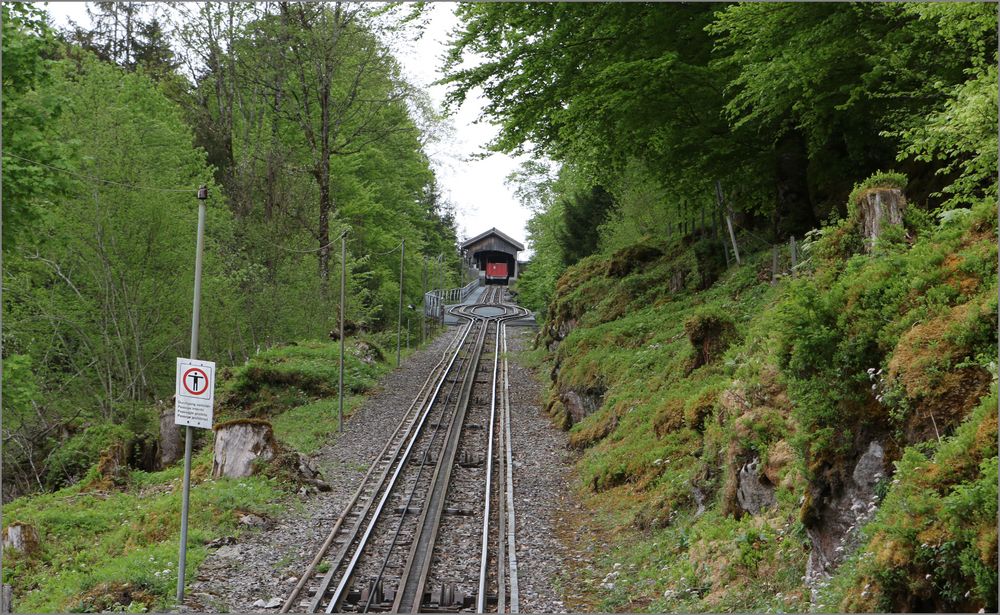 Hinauf zum Giessbach Hotel