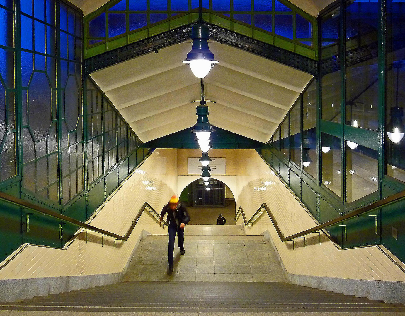 hinauf zur U-Bahn