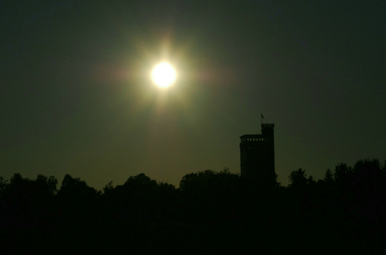 Hindenburgturm im Gegenlicht