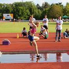 Hindernisslauf Frauen 2 die, die auf dem Wasser gleitet