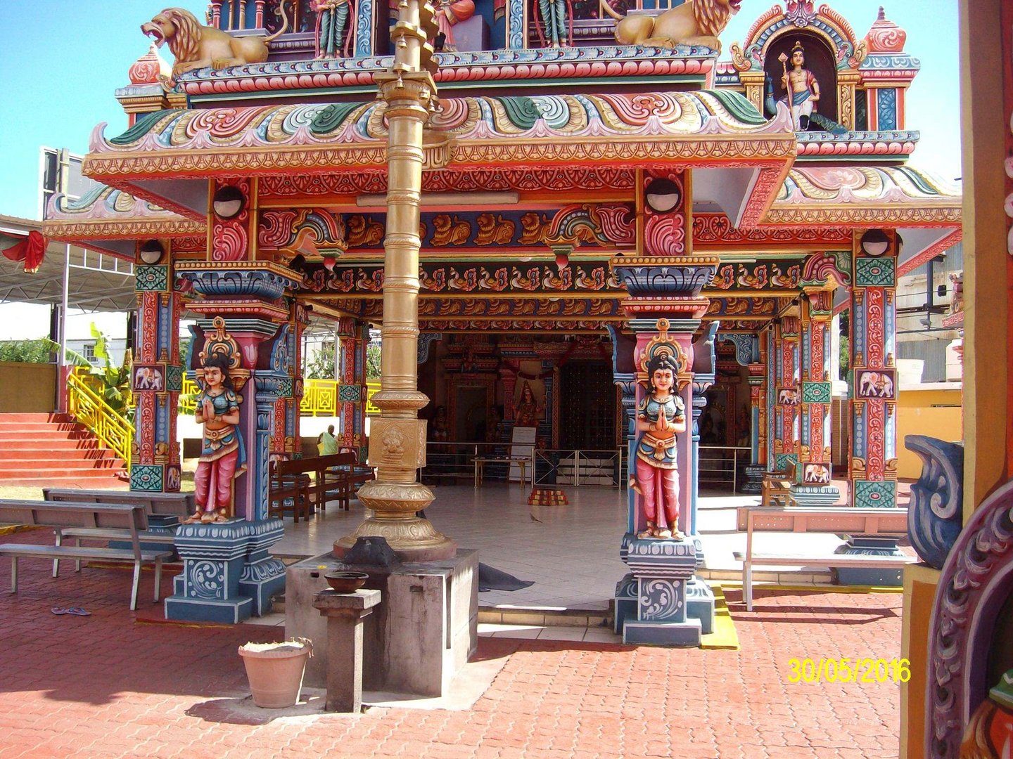 Hindu Tempel mit Verbrennungsplatz  neben der Blauen Mauritius 