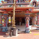 Hindu Tempel mit Verbrennungsplatz  neben der Blauen Mauritius 