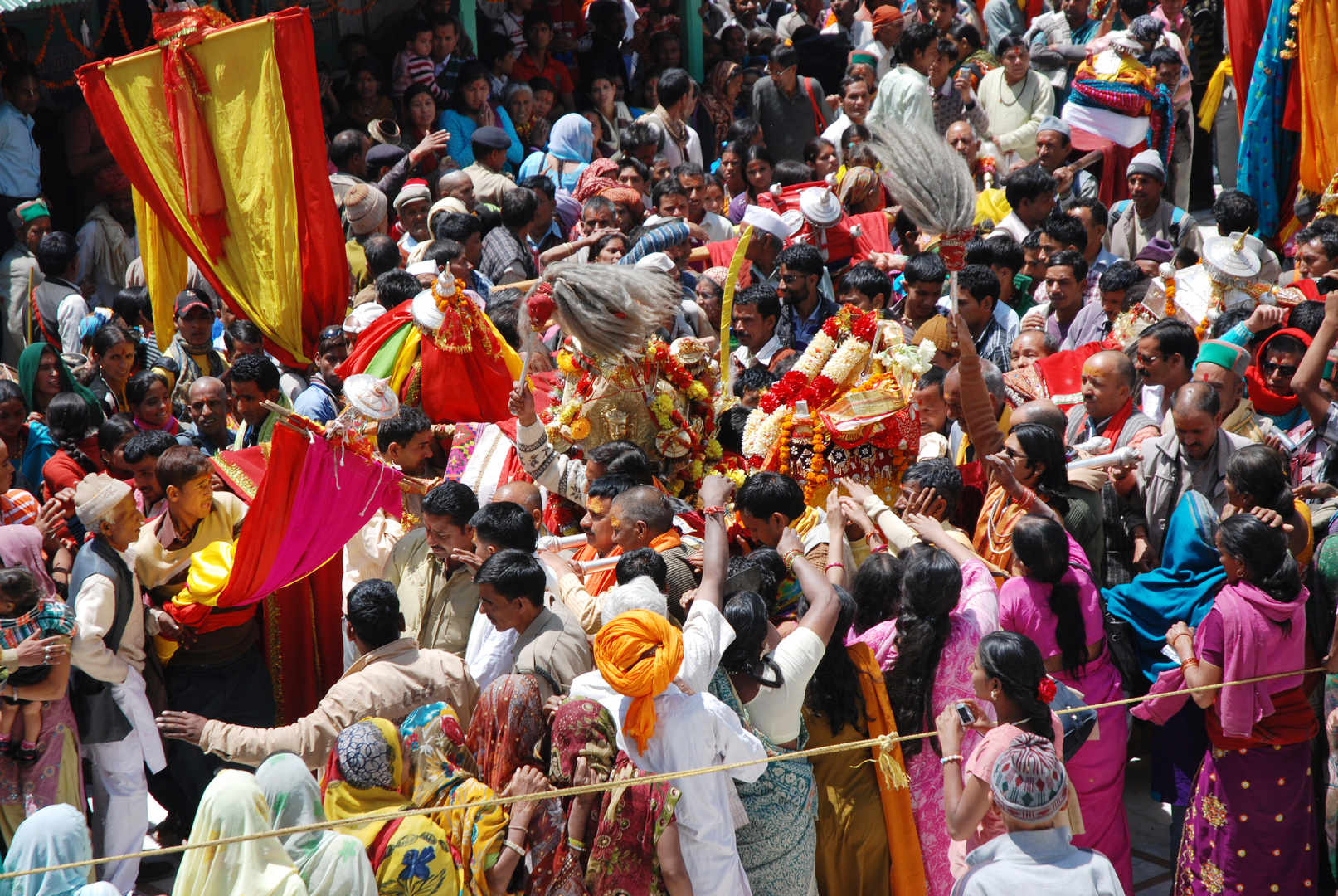 Hinduistische Prozession in Gangotri