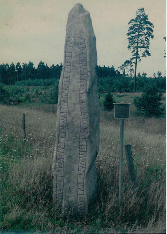 Hinkelstein mit Runen - Menhir avec des runes