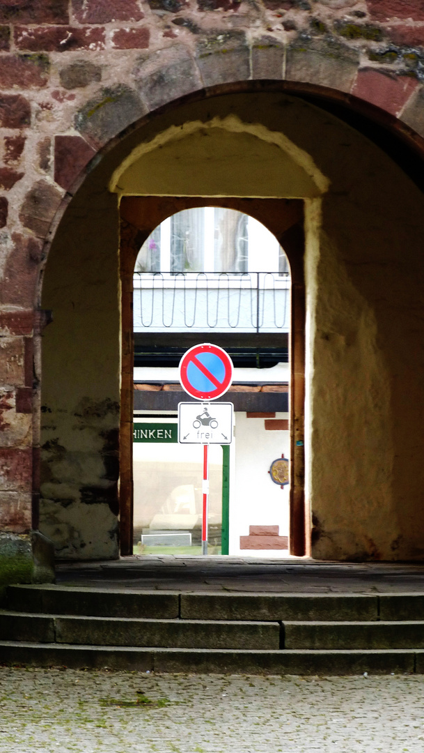 ?? hinkende Biker bitte links und rechts über die Stufen durchs Tor